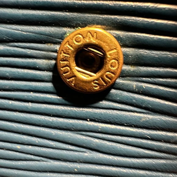 Louis Vuitton Blue EPI wallet. Kisslock coin area Authenticate. View pictures - Picture 10 of 16